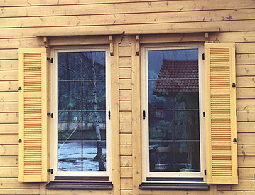 Blockhaus mit Klappläden als flexible Sichtschutz - Wohnblockhaus, Blockhausbauen, Holzhaus, Holzhäuser, Blockhäuser, Hausbau, Planung, Einfamilienhaus, Grundstück, Fenster, Türen, Sonnenschutz, Rollläden, U-Wert, Glas, Insektenschutz, Sonnenenergie