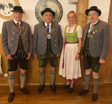 Neue Vorstandschaft: Andreas Kirchberger (1. Kassier), Franz Nirschl (2. Gauvorstand), Magdalena Probst (1. Schriftführerin), Schorsch Englhart (1. Gauvorstand)