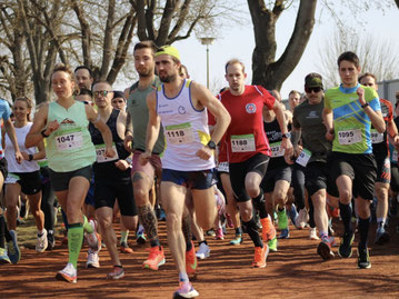 Start zum 10 km Lauf beim 30. Heineparklauf im März 2025