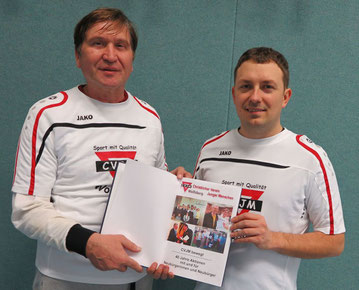 Artur Stark (rechts) und Manfred Wille stellen das Buch vor