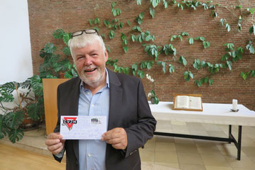 Helmut Bruns mit einer CVJM-Briefmarke