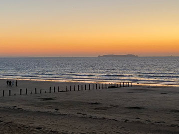 Meer mit Sonnenuntergang zur Illustration von Bewegungswellen im Taiji