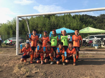19年度 ３年生 Fcarrows チームプレイを通じ協調性や自主性を養いサッカーを楽しむことを目的としています