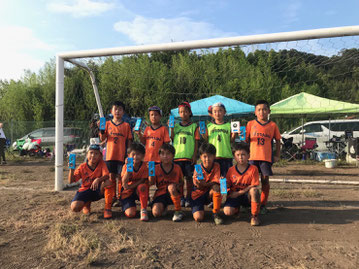 19年度 3年生 Fcarrows チームプレイを通じ協調性や自主性を養いサッカーを楽しむことを目的としています 19年度 3年生 Fcarrows チームプレイを通じ協調性や自主性を養いサッカーを楽しむことを目的としています