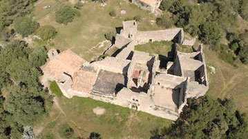 Vue aérienne du château de Montlaur anocr34.fr