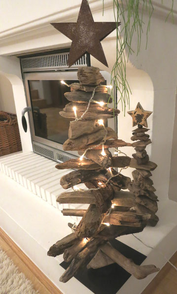 Treibholzbäume mit Lichterkette dekoriert, um einen Lichtpunkt in der Wohnung zu setzen