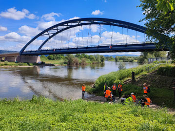 Exkursion an der Weserbrücke in Hessisch Oldendorf (Foto: © Britta Schleupner)