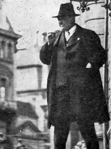 De François Erpelding 1940 op der Trap vun der Chamber. Foto: D'Revue, 27.4.1940, S. 5.