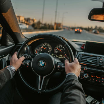 Mains sur le volant pour une conduite responsable
