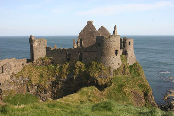 Dunluce Castle, hoch auf den klippen an der Causeway Coast