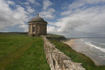 der Mussenden Tempel an der Küste Nordirlands