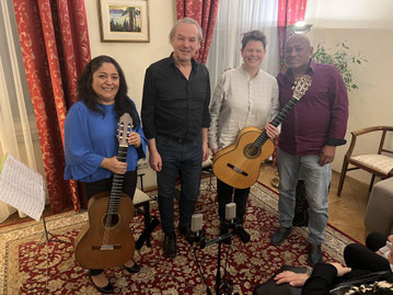 Von Links: Gastgeberin und Gitarristin Sonia Hernandez; Johannes Ausserladscheiter, Vizepräsident der Gesellschaft; Tim Schäffer, Gitarre und Lesung; Wilbert Ayme, Percussion.
