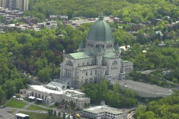 L'Oratoire saint-Joseoh du Mont-Royal : "Destination incontournable de Montréal. 2 millions de visiteurs par année. Sanctuaire international. Lieu de culture, de foi et d’histoire." (Source : https://www.saint-joseph.org/)