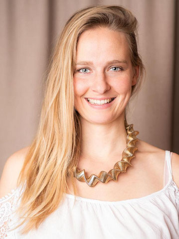ingrid-ritzinger-profil-lachen-trainerin 