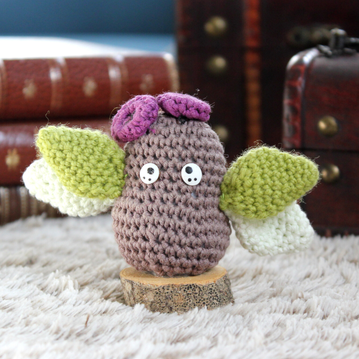personnage totem fantastique shiramba kanuii, élémentaire japonais de la forêt, fait à la main au crochet