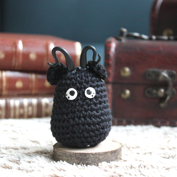 personnage totem fantastique démon facétieux, noir avec des cornes, fait à la main au crochet