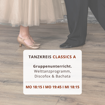 Fröhliches Paar tanzt lächelnd Walzer, Tango, Discofox, Salsa, Bachata, Jive in der Tanzschule Dance Inn Hattingen an der Ruhr unter der persönlichen Leitung von Tanzlehrerin Svenja Fröhlich, geb. Petry.