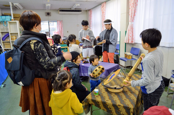 午後2時から5時半まで、幼児から小学6年生の子どもたちが、「これ何?これ何?」と休む間もなくやって来ました