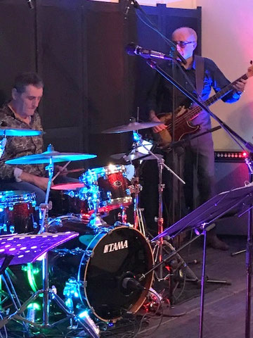 Duo de pros entre la batterie et la basse de Jean-Pierre qui a un peu mal aux doigts