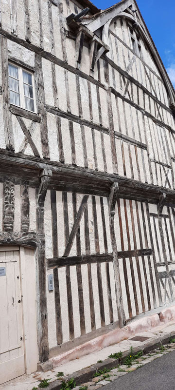 Fin de circuit, passage sur le pont pour les véhicules, puis dans le village de Bray, découverte d'une maison historique en attente de rénovation !