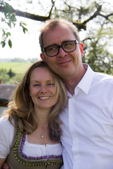 Karin und Cornelis unter dem Kirschenbaum