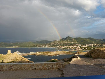 Fin de journée sur la presqu'île d'Île Rousse (avec l'arc en ciel en prime)