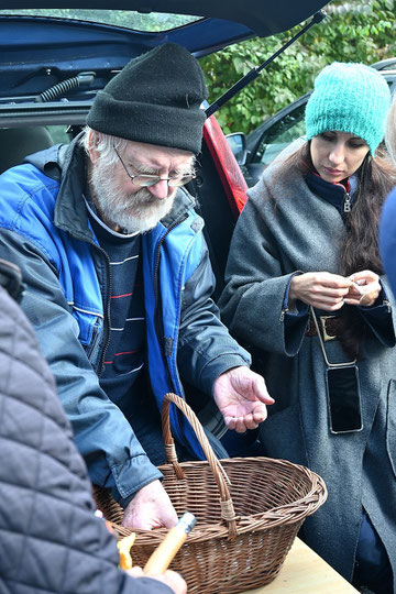 Bernd Miggel und Liss Hoffmann bei der Begutachtung der gefundenen Pilze (G. Franke, 05.10.2024)