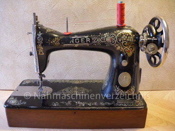 Singer Kl. 15 D, Dekorvariante "Tiffany", Geradstich-Flachbett-Nähmaschine mit Eisengestell, Fußantrieb, Handantrieb, Serien-Nr.: C1533756, Motoranbau möglich, Hersteller: Singer Manufacturing Company, Wittenberge – Deutschland (Bilder: I. Naumann) 