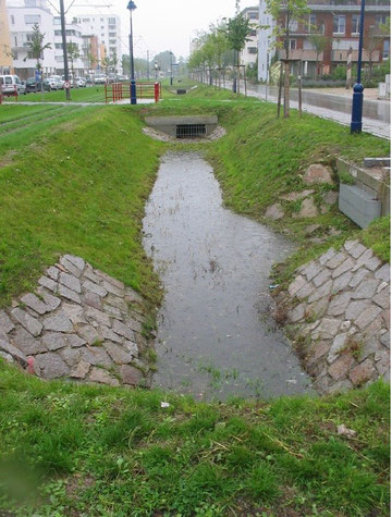 住宅地内に降った雨は、屋上緑化、庭、公園などで緩和されながら、最終的には住宅地内に設置された雨水マスに浸透する。ヴォーバンでは年間降雨量の6割以上が住宅地内で地下浸透されている。