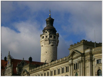 Rathausturm und Bankgebäude