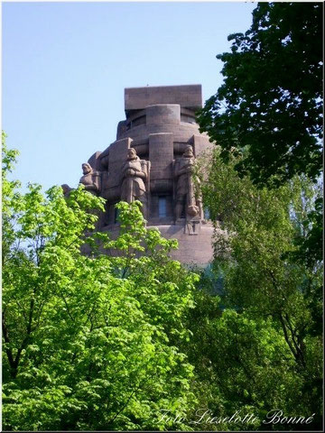 Das Völkerschlachtdenkmal aus der Sicht vom Südfriedhof