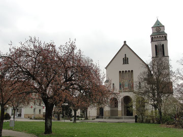 Der Kirchplatz und seine Kirche