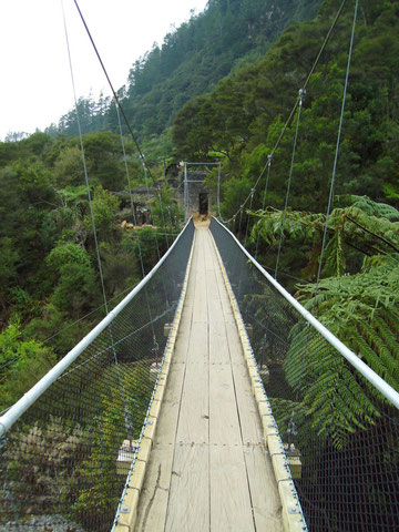Eine der Hängebrücken über die Karangahake Gorge