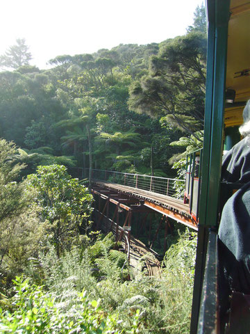 Die doppelstöckige Brücke der Driving Creek Railway
