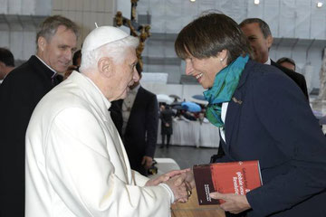 Gabriele Kuby entrega une ejemplar del libro al papa Benedicto XVI