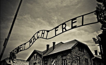 Il tristemente famoso motto del campo di concentramento di Auschwitz