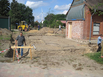 Der Bauplatz im Mai 2011 Beginn der Fundamentarbeiten