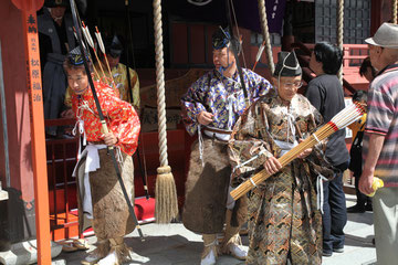 神矢を戴き、馬場へ向かう