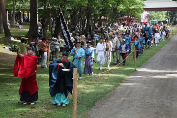 馬場清め神主が馬場をお祓いする