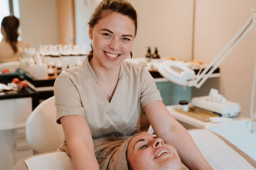 Individuelle Gesichtsbehandlung mit Naturkosmetik, tiefenwirksam und ganzheitlich bei Cura Prevent in Leipzig, Nadine Kutzschebauch