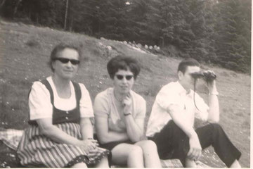 Oma, Mama und  Vater  beim Sonntagsausflug auf der Wolfsleiten,. da durfte ich zum ersten mal einen Fotoapparat in die Hand nehmen  1968