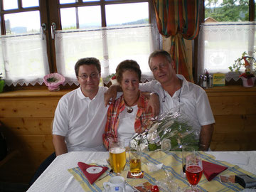 Mein Bruder; unsere Mama und ich bei Ihrem 70er