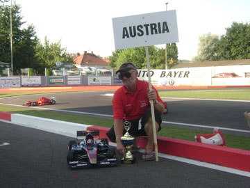 Sieg für Austria, Ivo DAY hat den schönsten Formula one  er freute sich sehr über den Pokal.