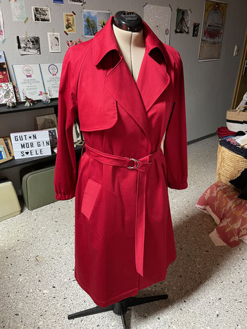 Der rote Trenchcoat ist mir super gelungen. Ich habe ihn auch schon ein paar Male ausgeführt. © Griselka 2023