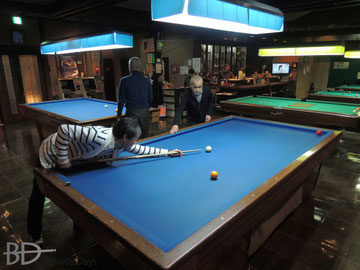 3Cを撞く加藤さん、アドバイスする奥村健プロ