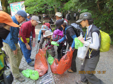 清滝前広場で拾い集めたゴミを分別