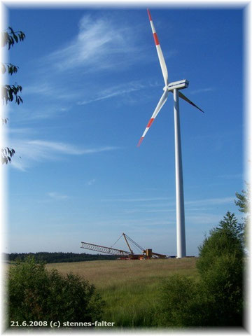 neuer Windgenerator bei Frohnrath mit Montagekran