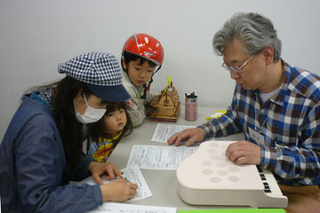 では、ピアノお預かりします。申込書にお名前を!