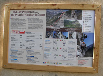 Panneau d'information disponible sur la place du village