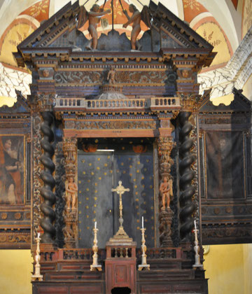 Ce magnifique retable de bois ornait l'ancien couvent de Belgodère et date de 1704